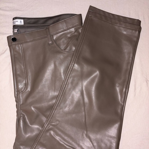 Abercrombie & Fitch 90’s Ultra High Rise Vegan Leather Pant - Picture 3 of 3